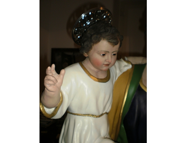 Restauri di chiesa: Antonietta Righi nei restauri di statue, crocifissi, arredi sacri, oggetti 